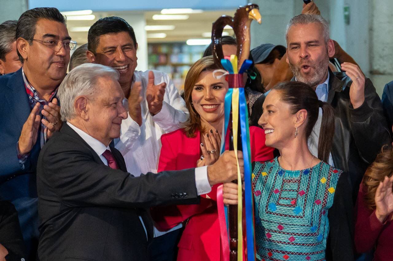 Claudia Sheinbaum recibe bastón de mando 