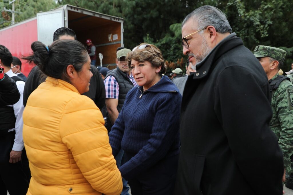 Delfina Gómez escuchando