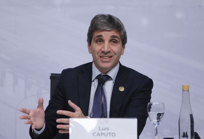 Luis Caputo anuncia devaluación del 50 por ciento