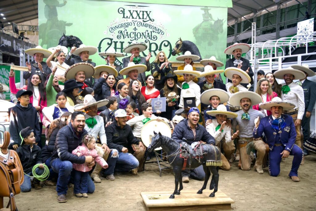 Ricardo Gallardo con su equipo de charros