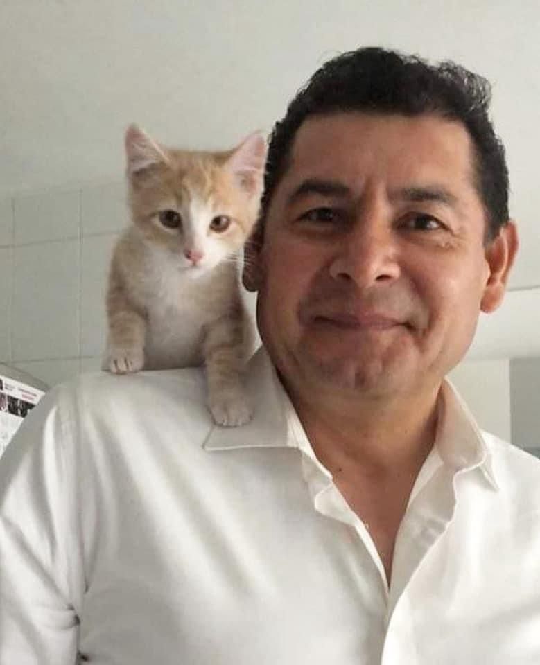 Alejandro Armenta con un gato