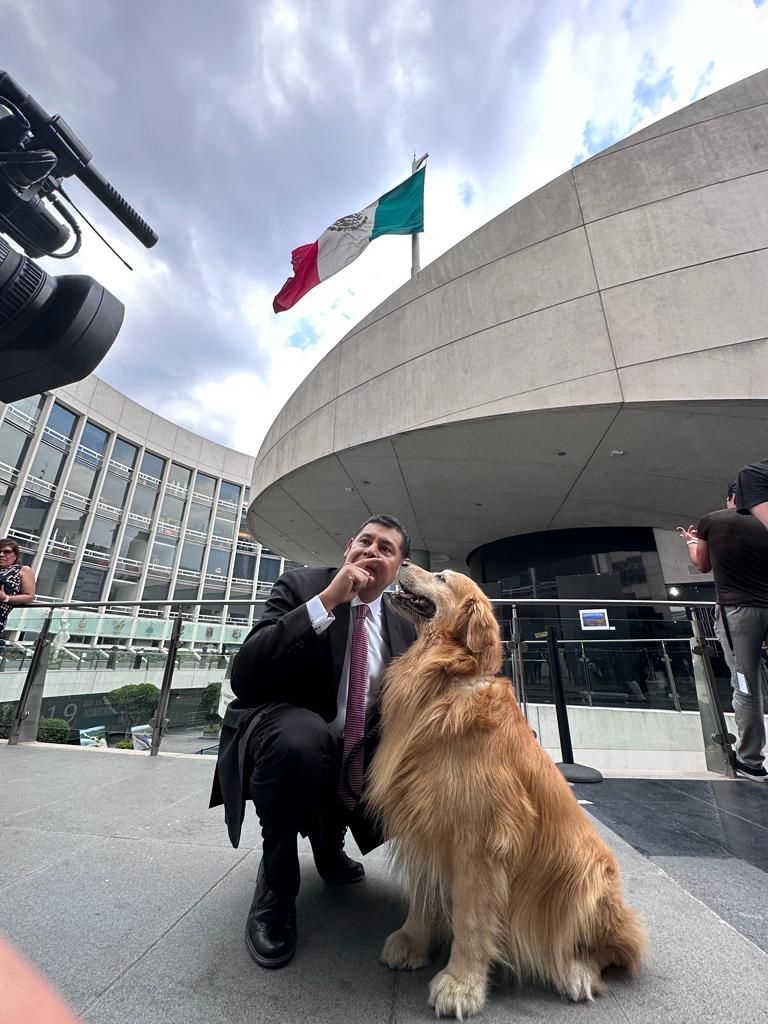 Alejandro Armenta y un canino