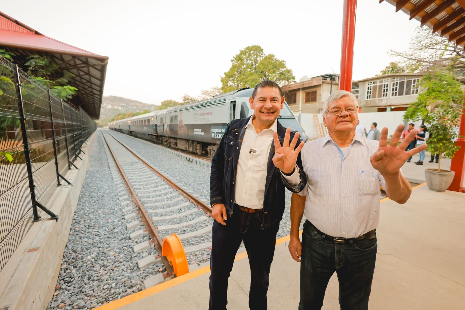 Armenta recorre el tren interoceánico con su padre