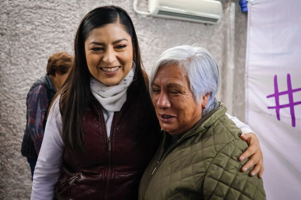 Claudia Rivera con poblanos