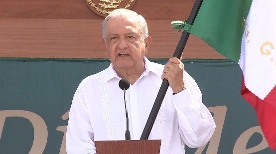 AMLO festeja día de la bandera