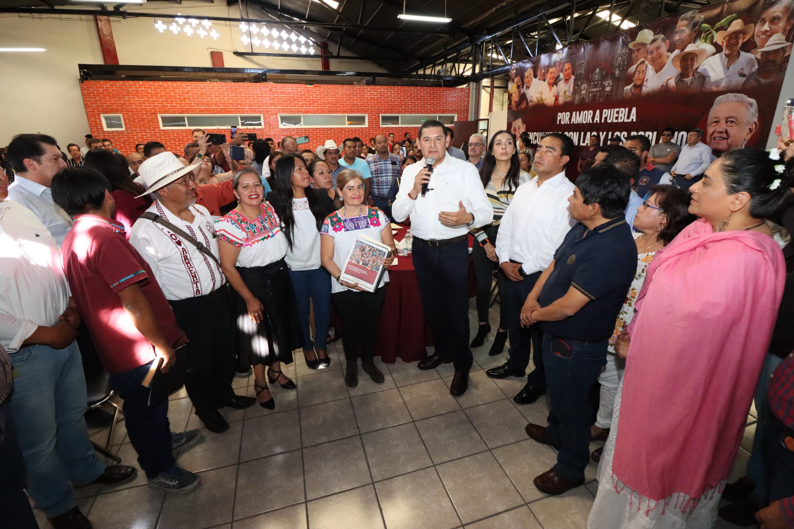 Armenta se reune con representantes d epueblos originarios de Puebla
