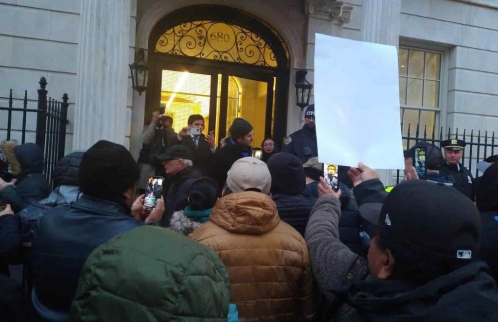 Migrantes protestan contra Xóchitl Gálvez