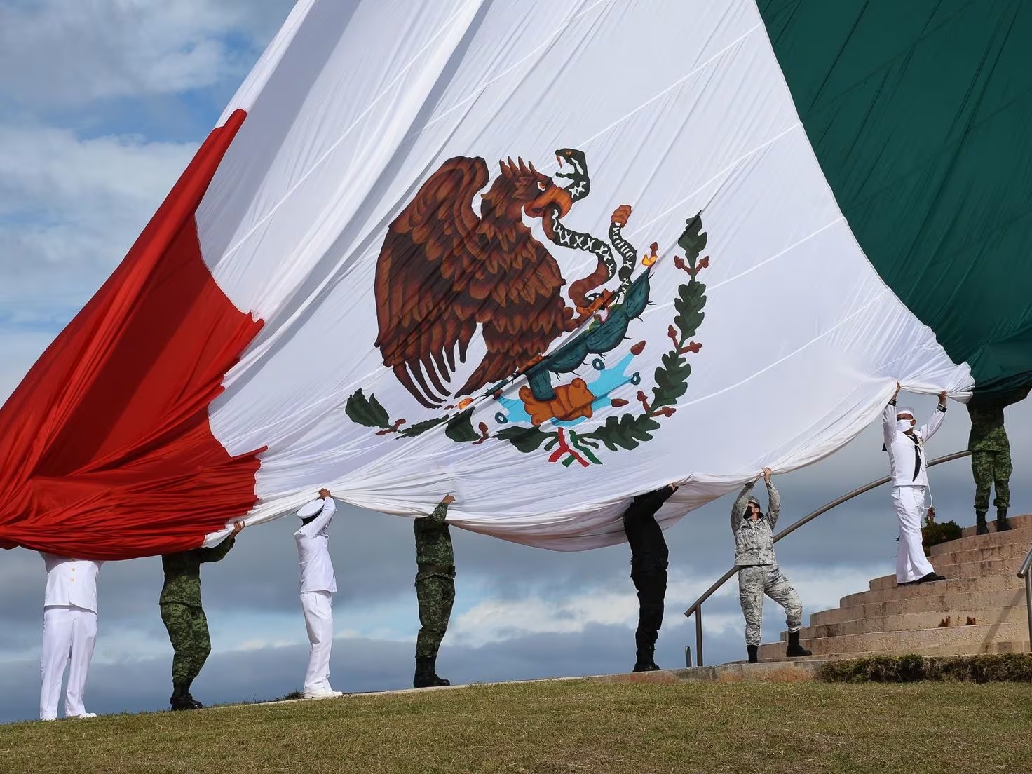 Sheinbaum festeja Día de la Bandera