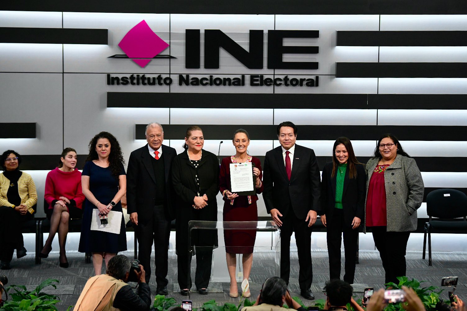 Sheinbaum se registra como candidata presidencial ante el INE