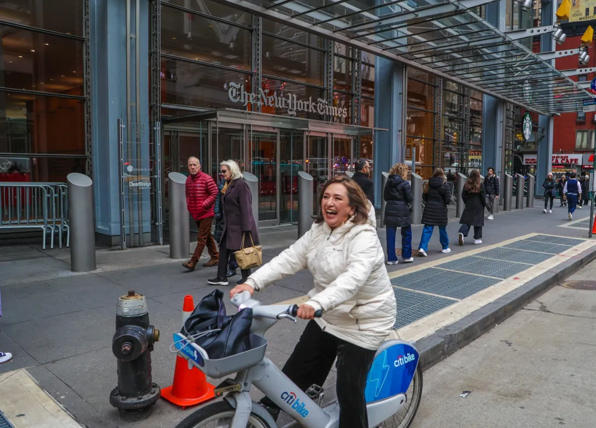 Xóchitl gálvez huye de protesa en Nueva york