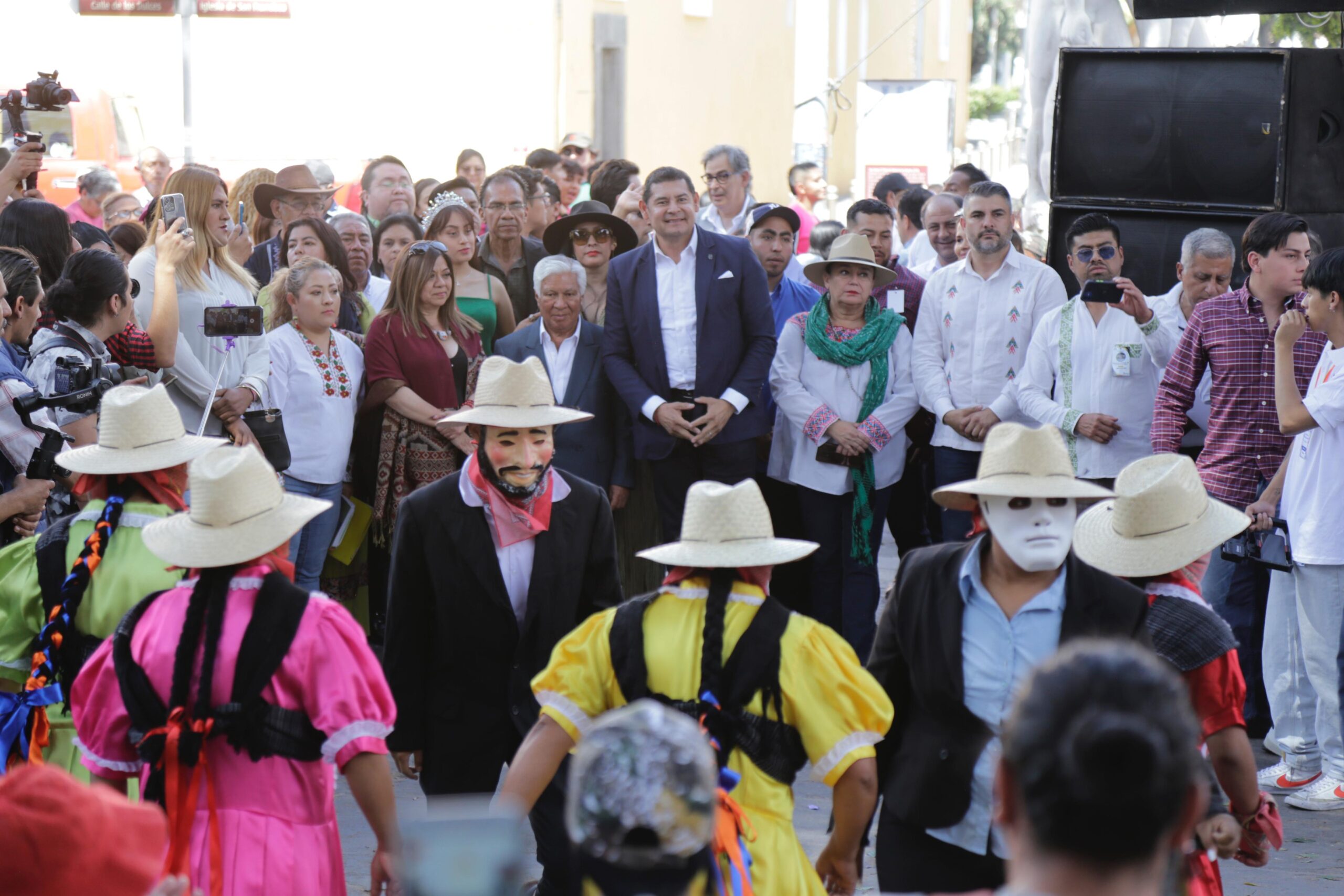 Alejandro Armenta llama a democratizar la cultura 