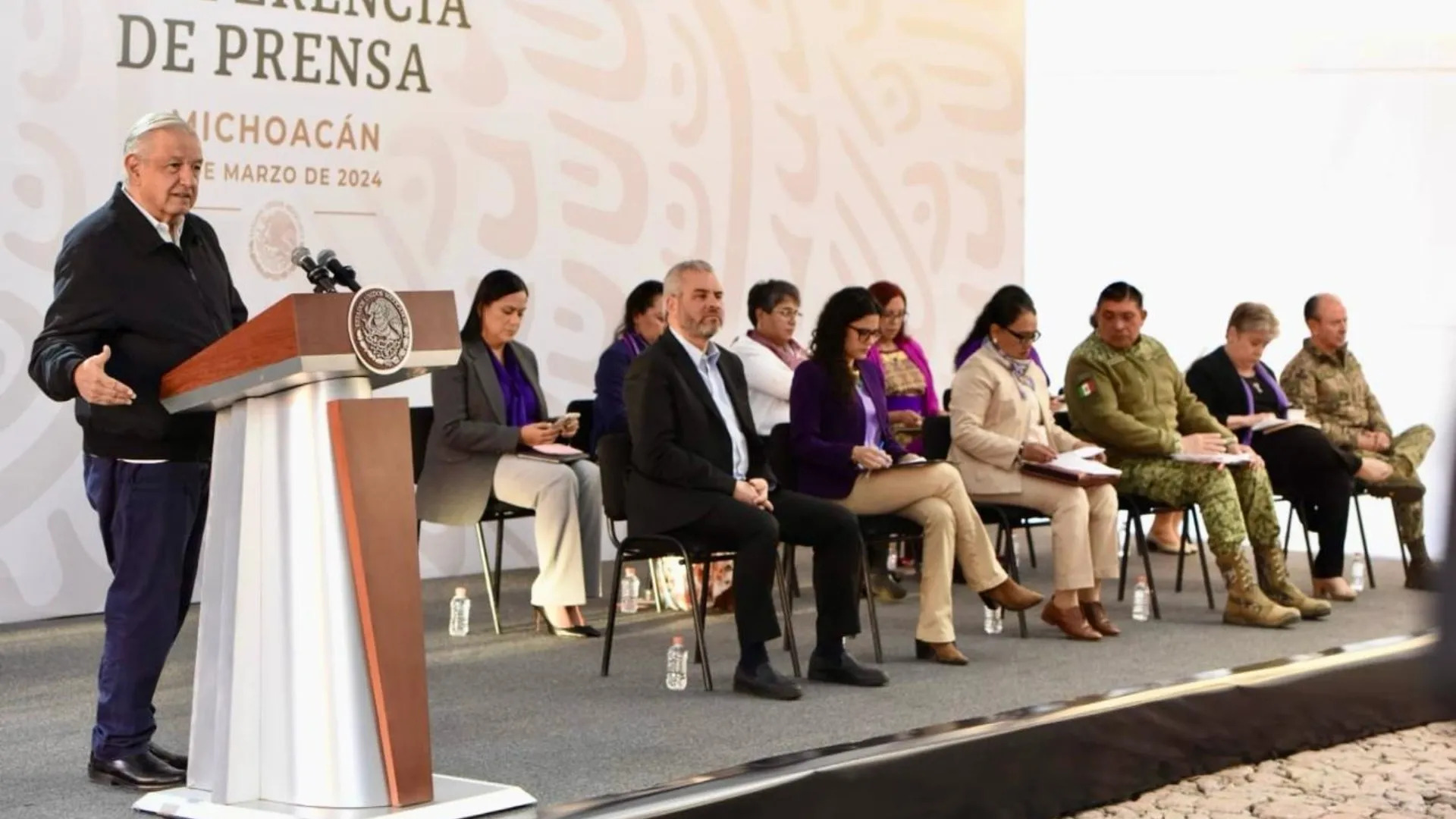 AMLO y mujeres