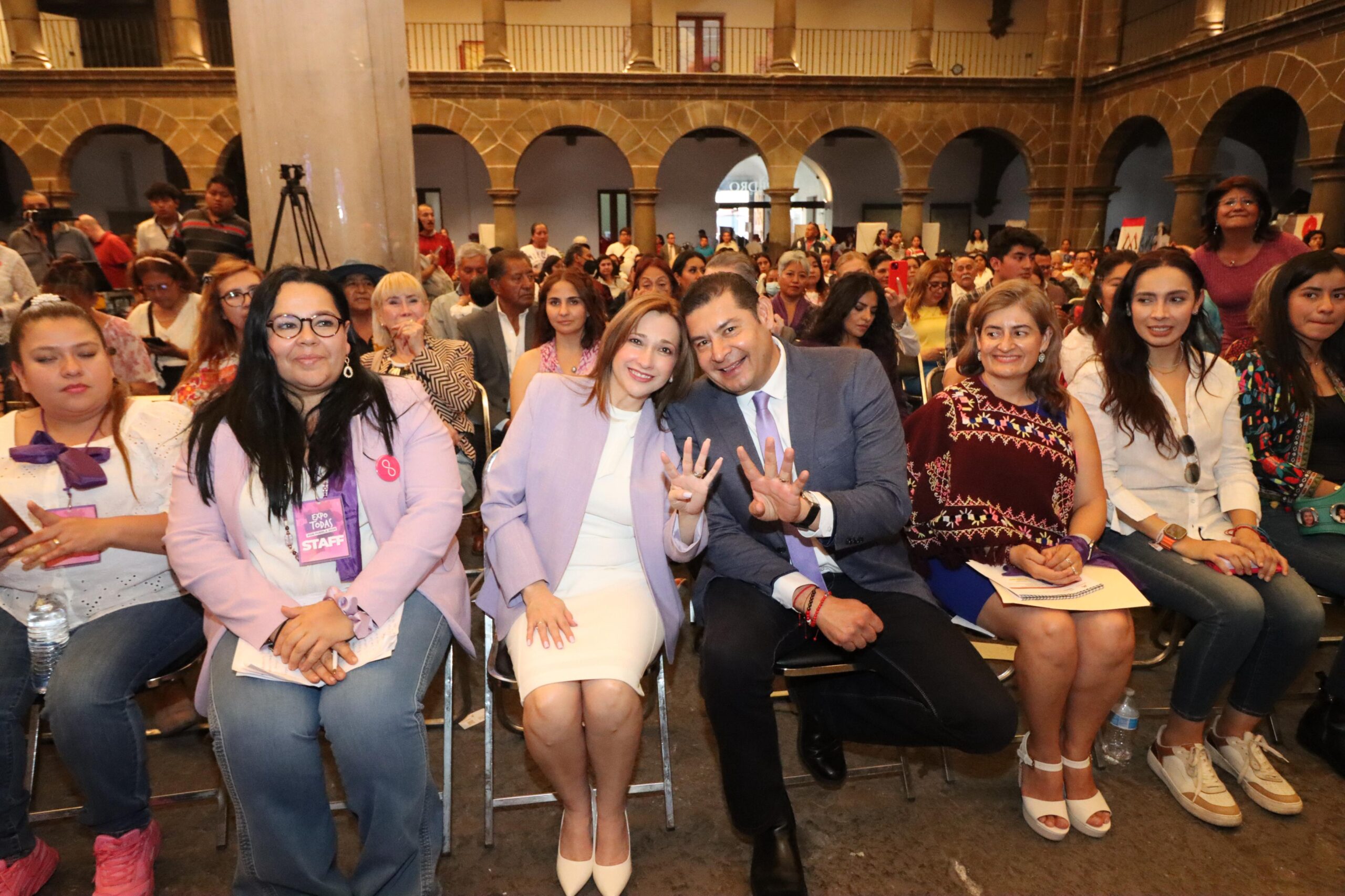 Alejandro Armenta con mujeres en Puebla