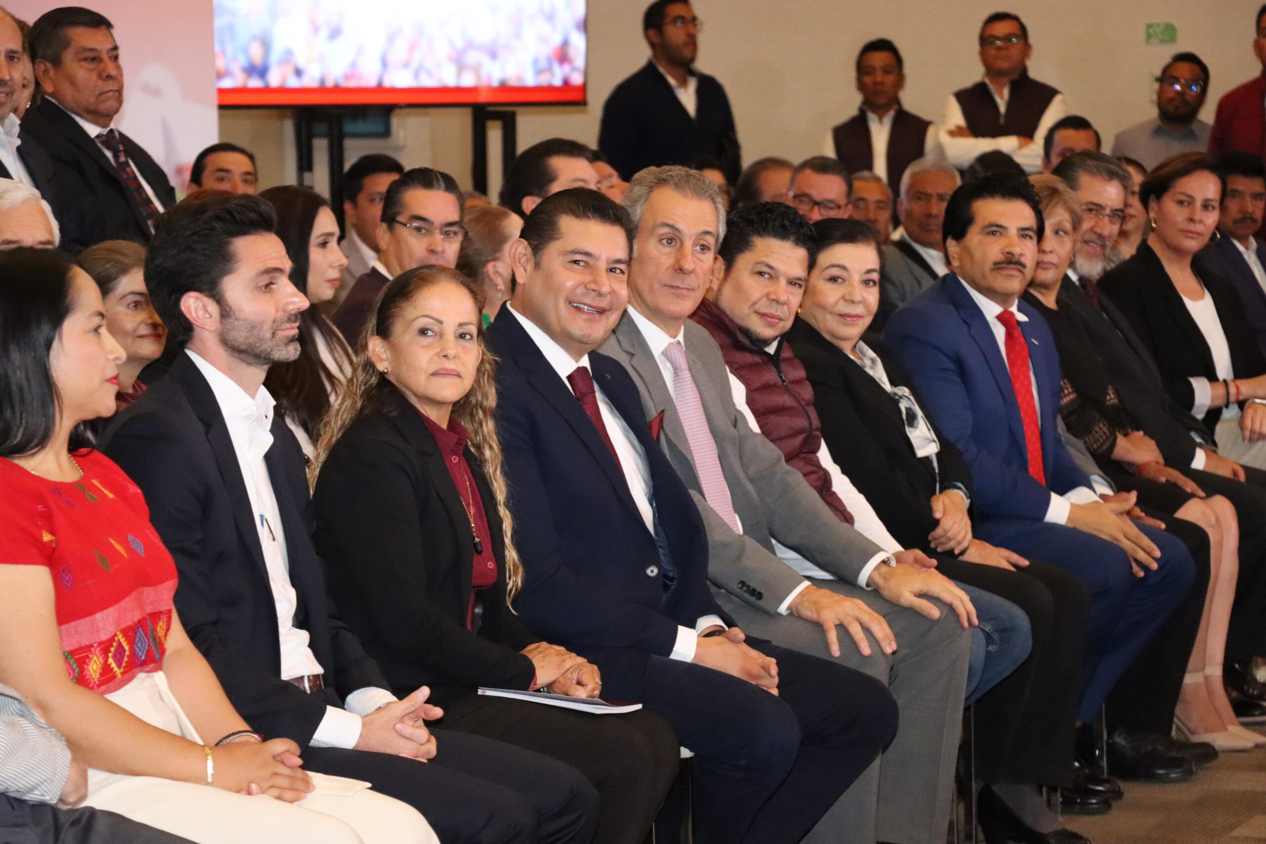 Alejandro Armenta presenta a su equipo de campaña en Puebla