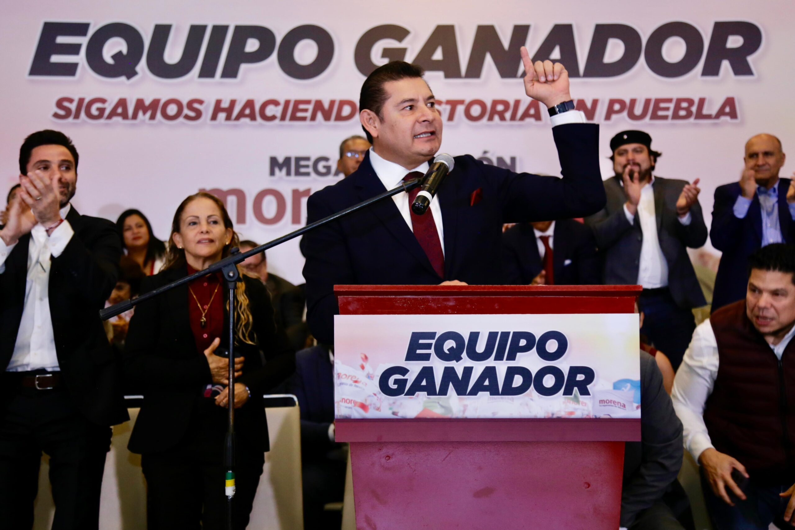 Alejandro Armenta presenta a su equipo de campaña en Puebla