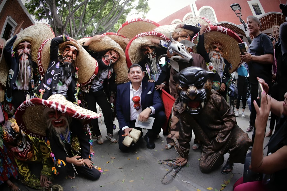 Alejandro Armenta y artesanos