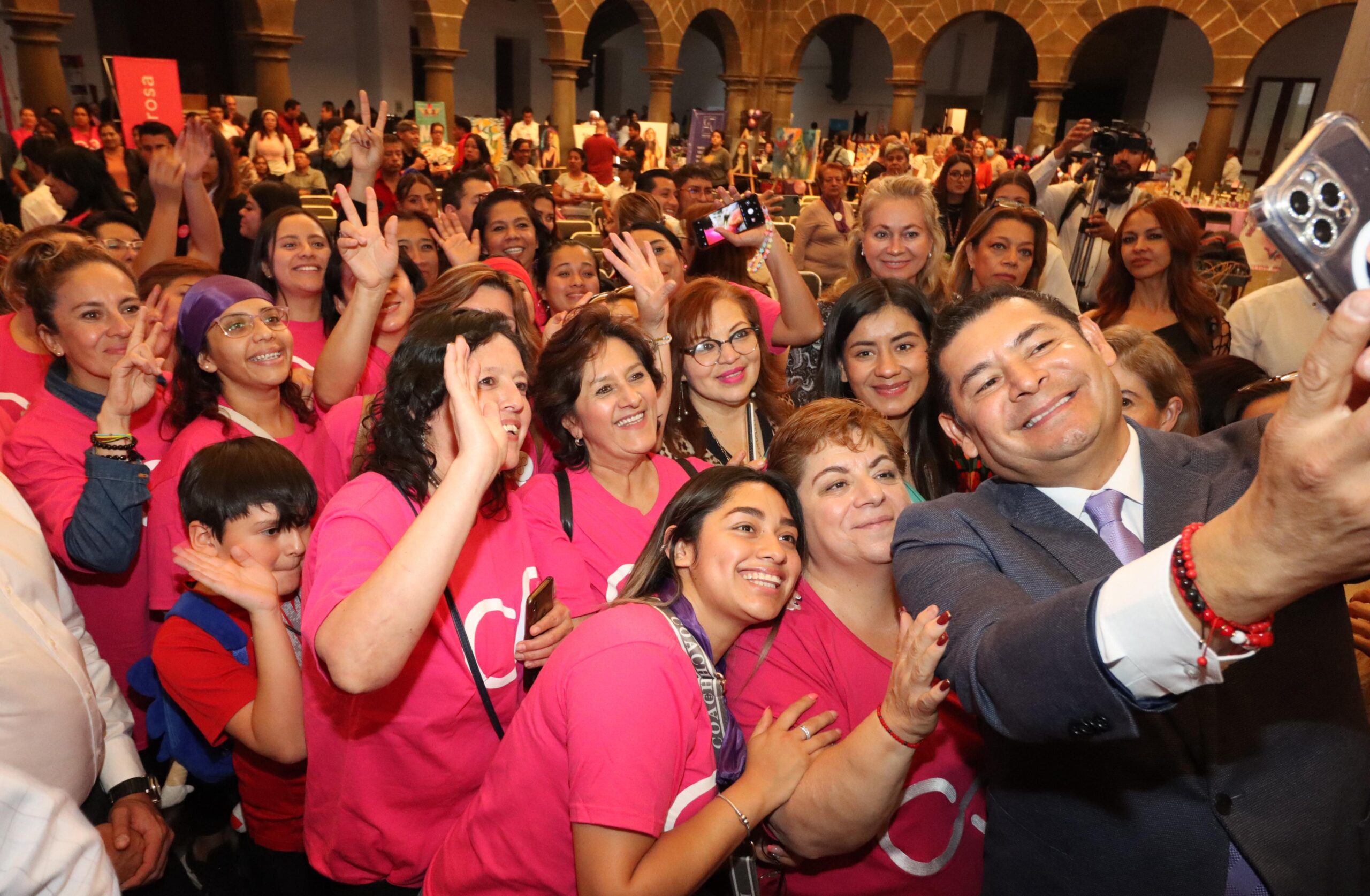 Alejandro Armenta y jovenes poblanas