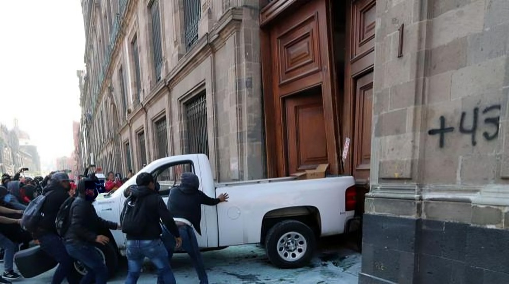 Portazo a Palacio Nacional