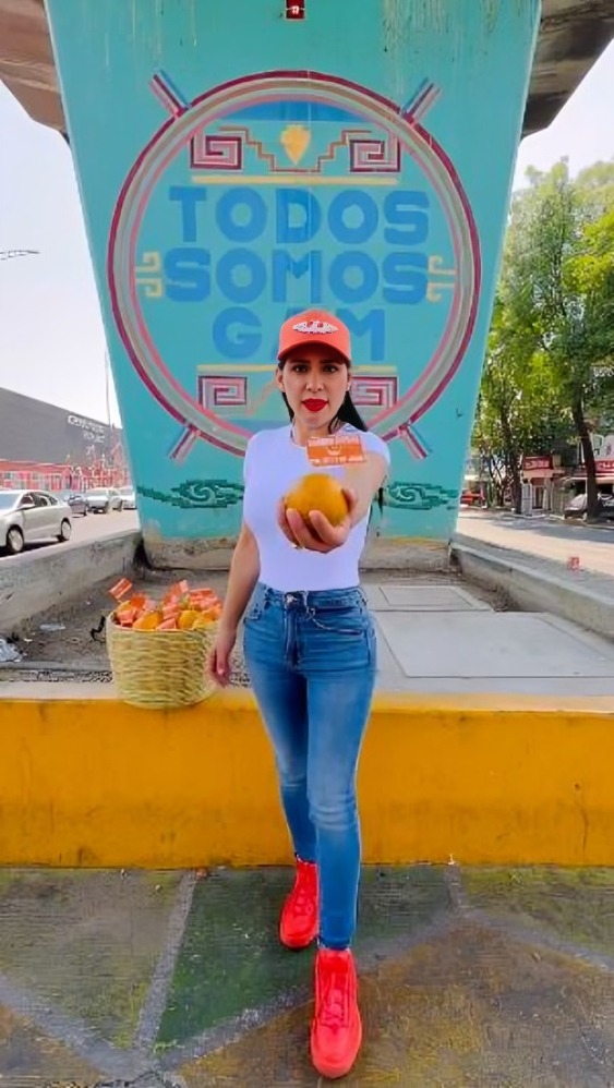 Sandra Cuevas reparte naranjas en el transporte público