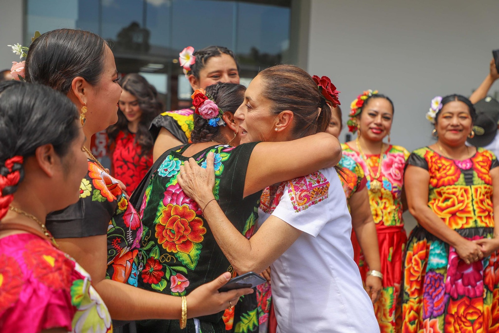 Sheinbaum con oaxaqueñas