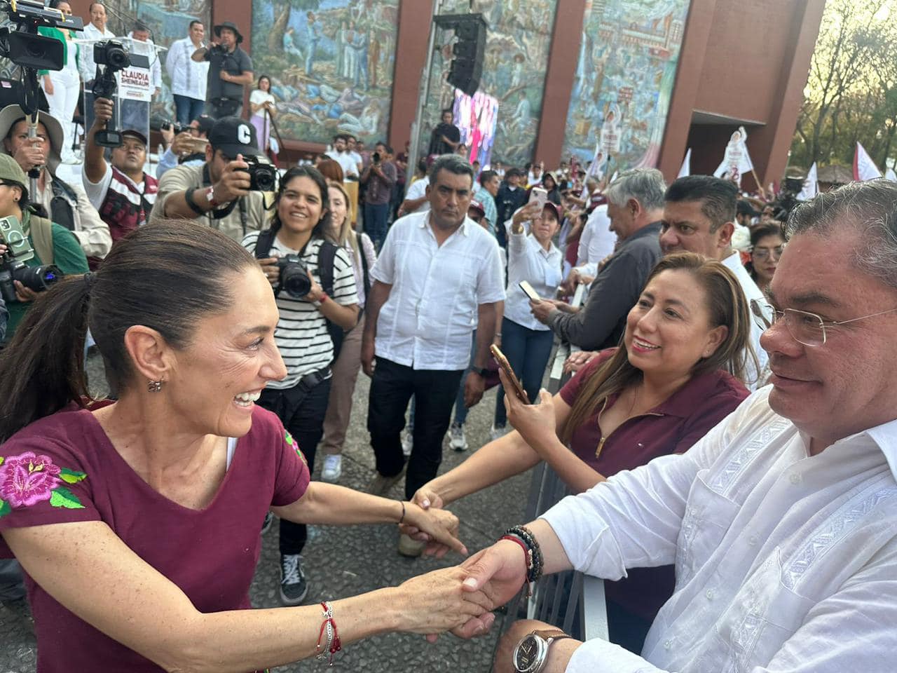 Sheinbaum deja que niñas se suban al templete para saludarla