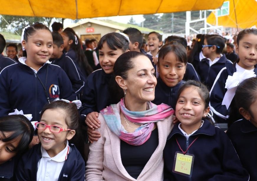 Sheinbaum y alumnos de la CDMX