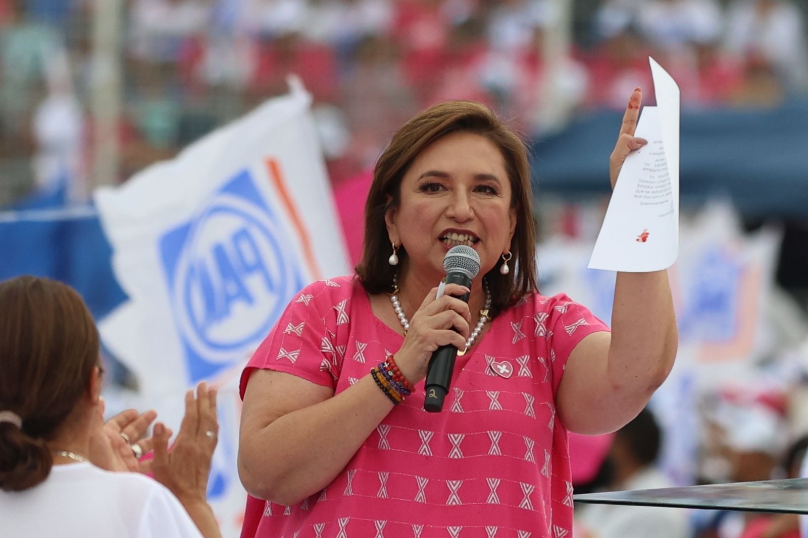 Xóchitl Gálvez firma compromisos ante notario público 