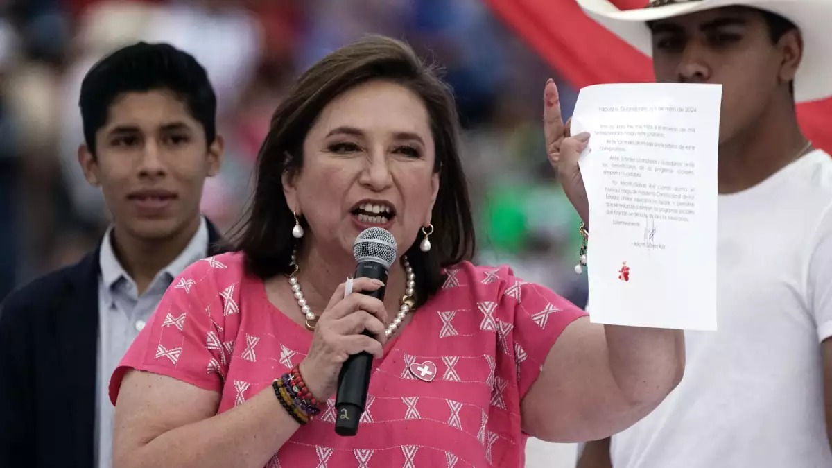 Xóchitl Gálvez firma pacto de sangre