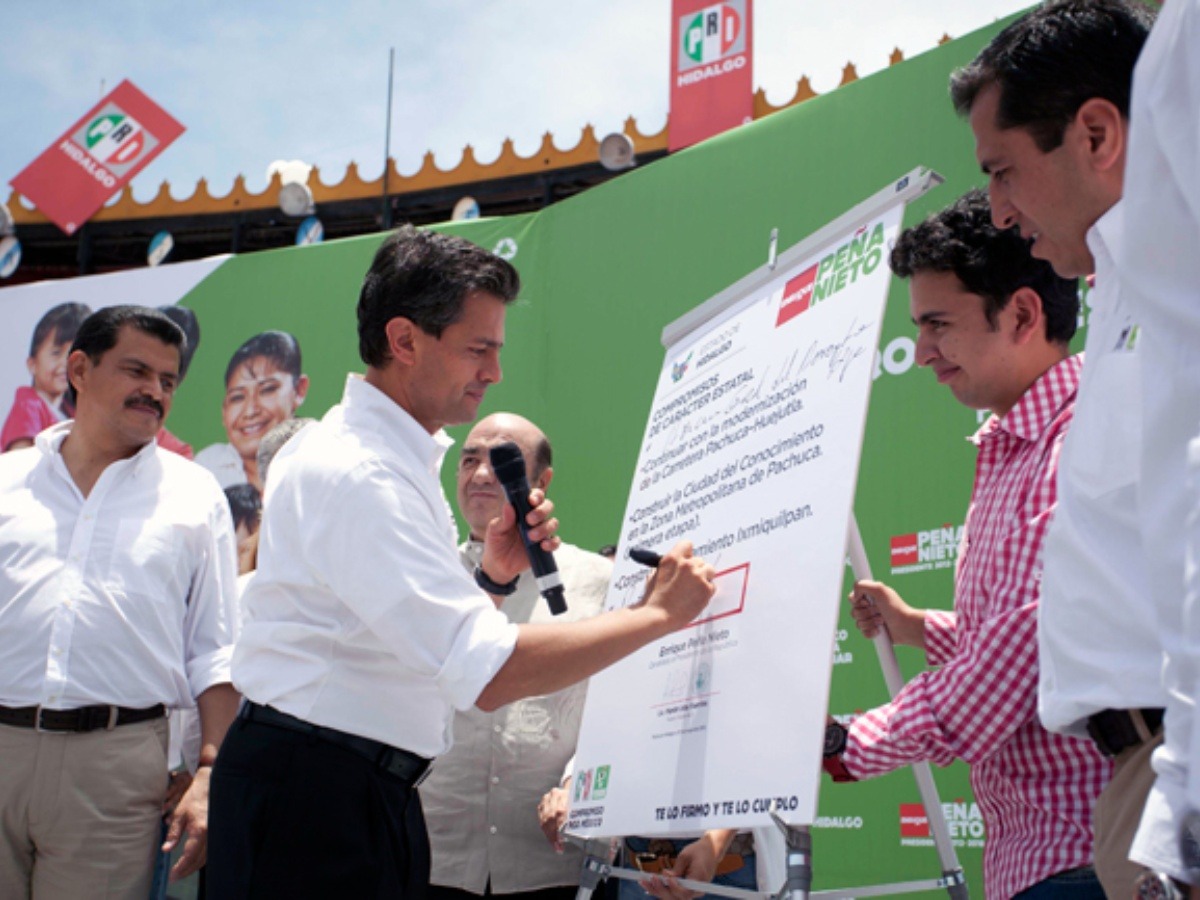 Xóchitl Gálvez firma pactos como EPN