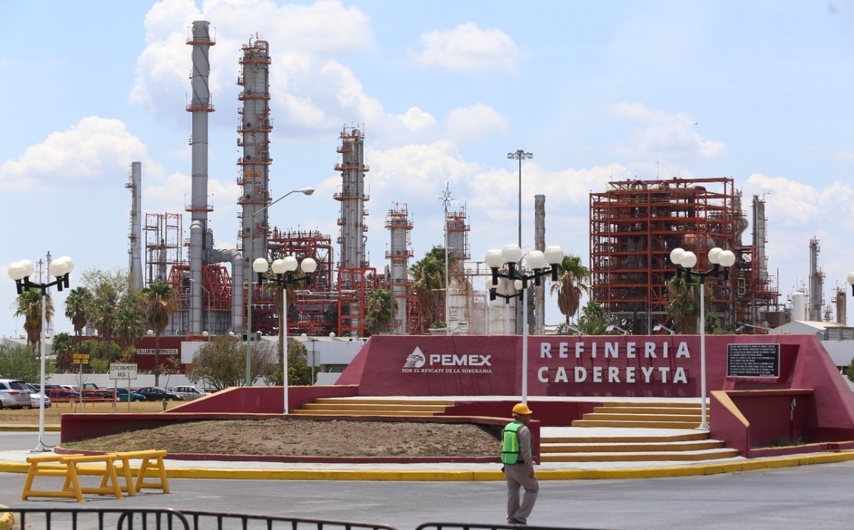 Trabajador de Pemex se lanza contra Xóchitl