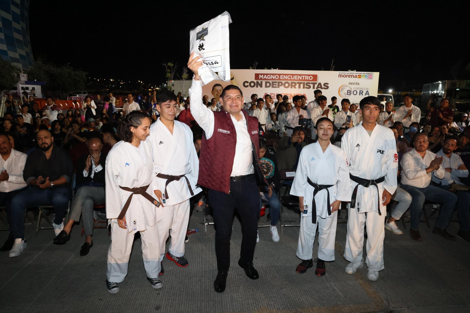 Alejandro Armenta y estudiantes de karate