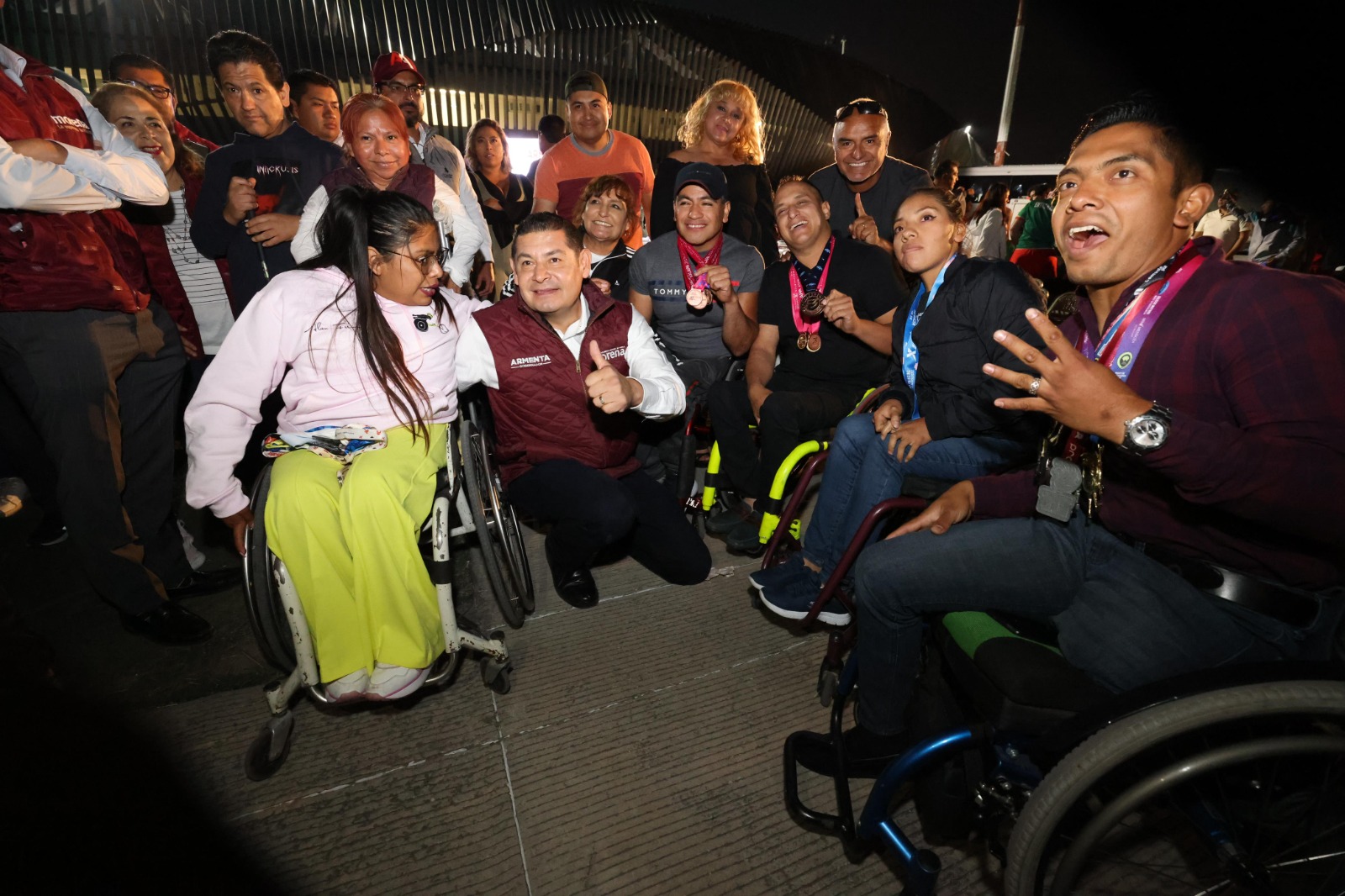 Alejandro Armenta con jóvenes