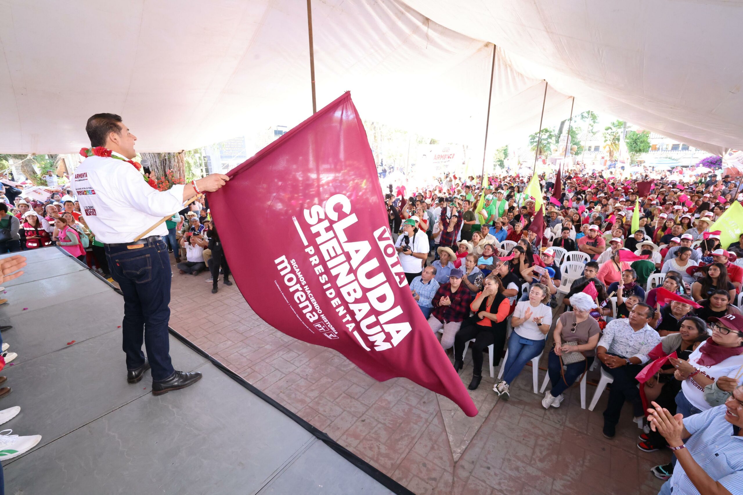 Armenta se compromete a llevar maquinaria a Tetela de Ocampo