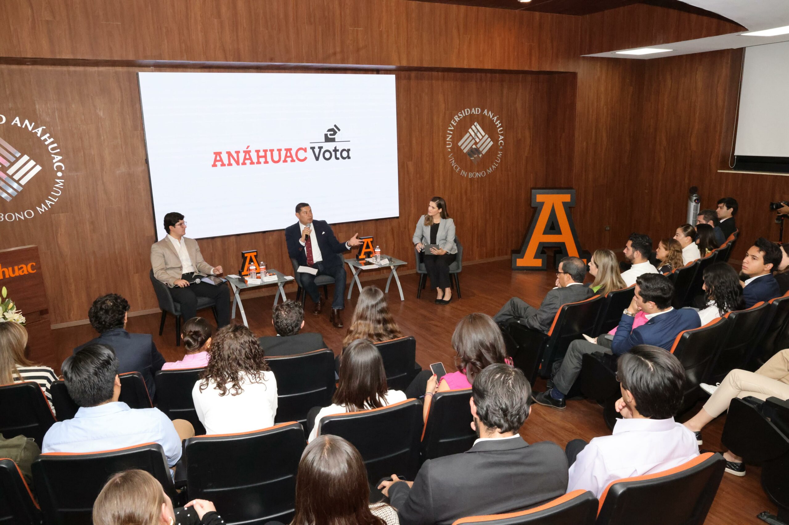 Armenta promete vincular a empresas con universidades