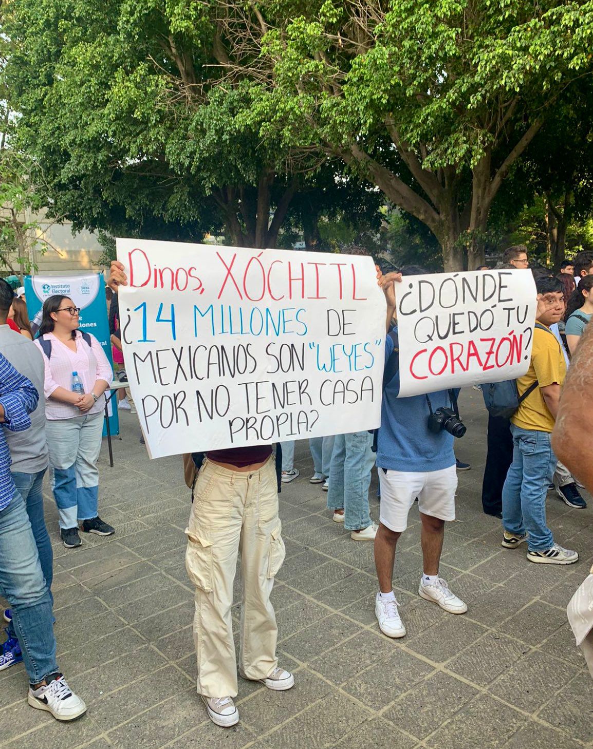 estudiantes muestran rechazo ante visita de Xóchitl