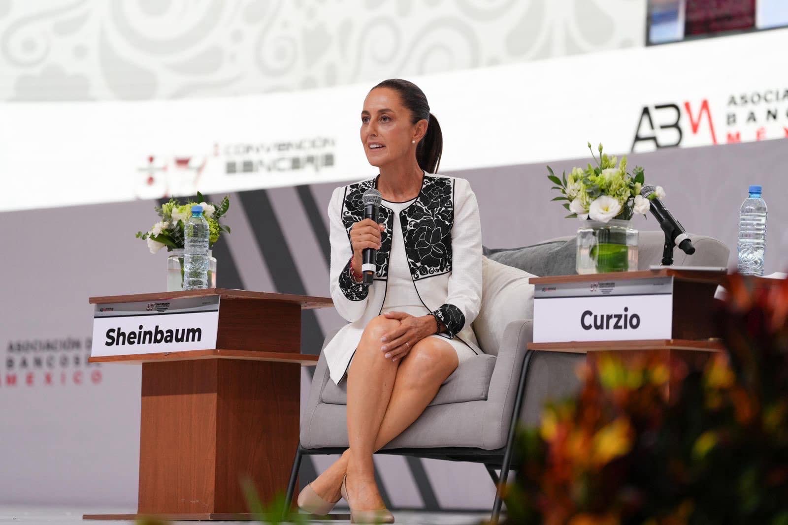 Sheinbaum durante convención bancaria 