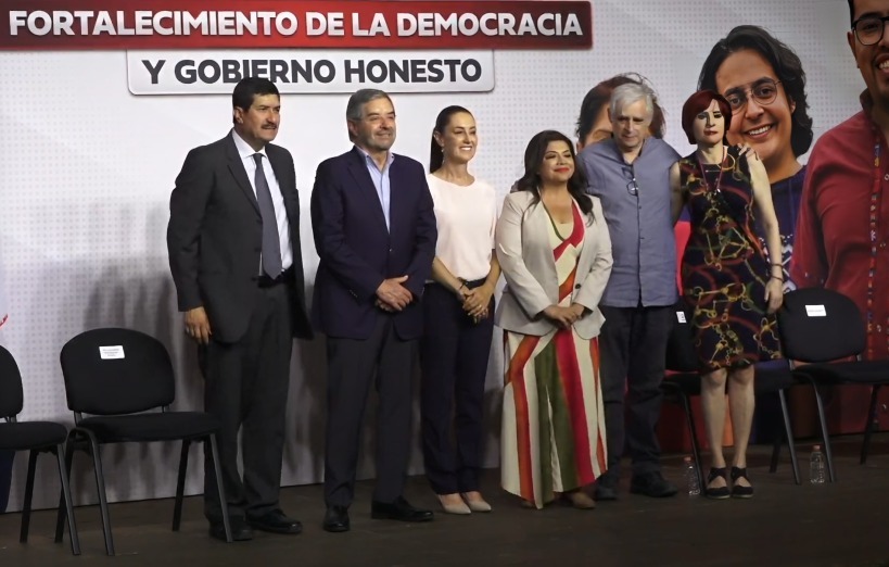 Sheinbaum con equipo de Morena