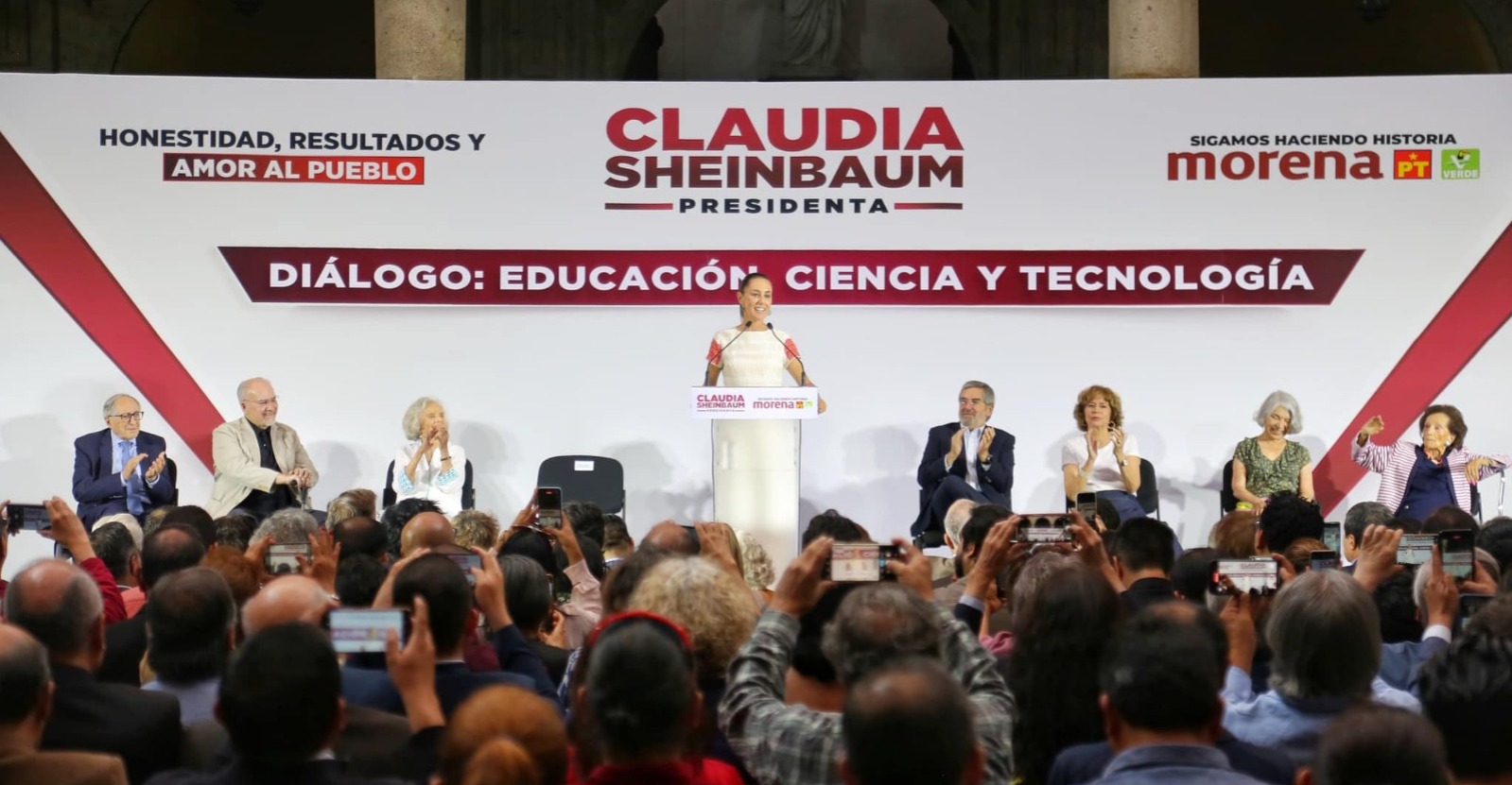 Sheinbaum presenta plan de ciencia y educación a académicos