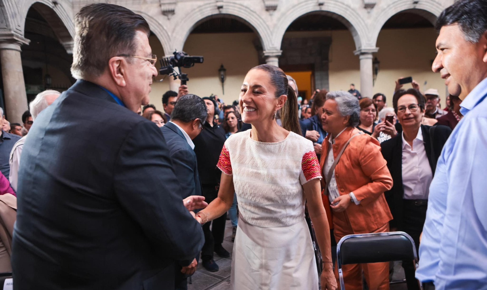 Sheinbaum presenta plan de ciencia y educación a académicos