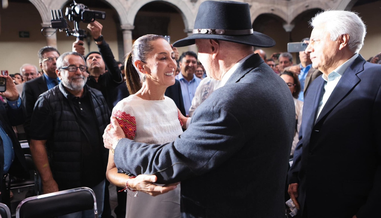 Sheinbaum presenta plan de ciencia y educación a académicos