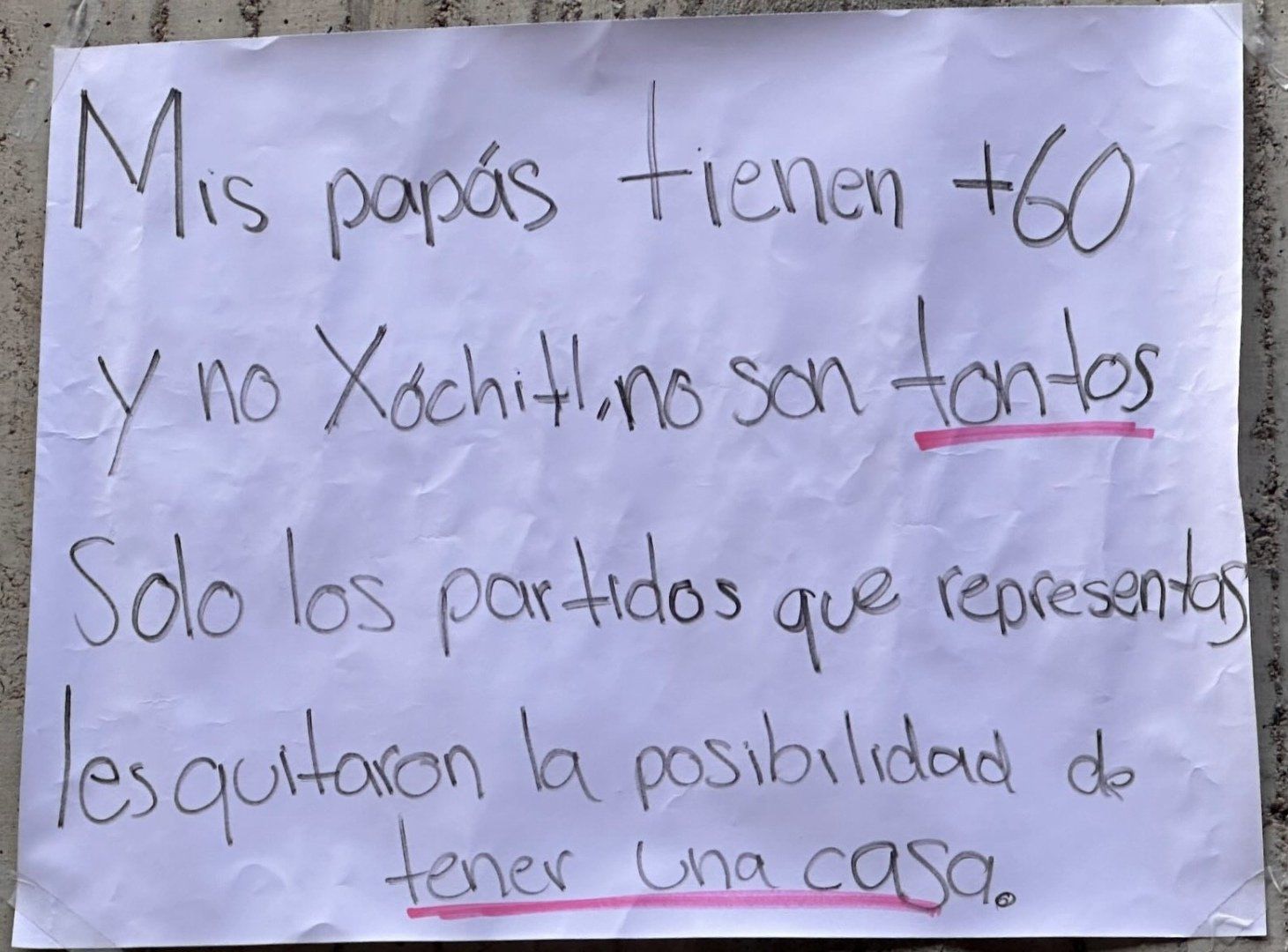 Universitaros reciben a Xóchitl con carteles de rechazo