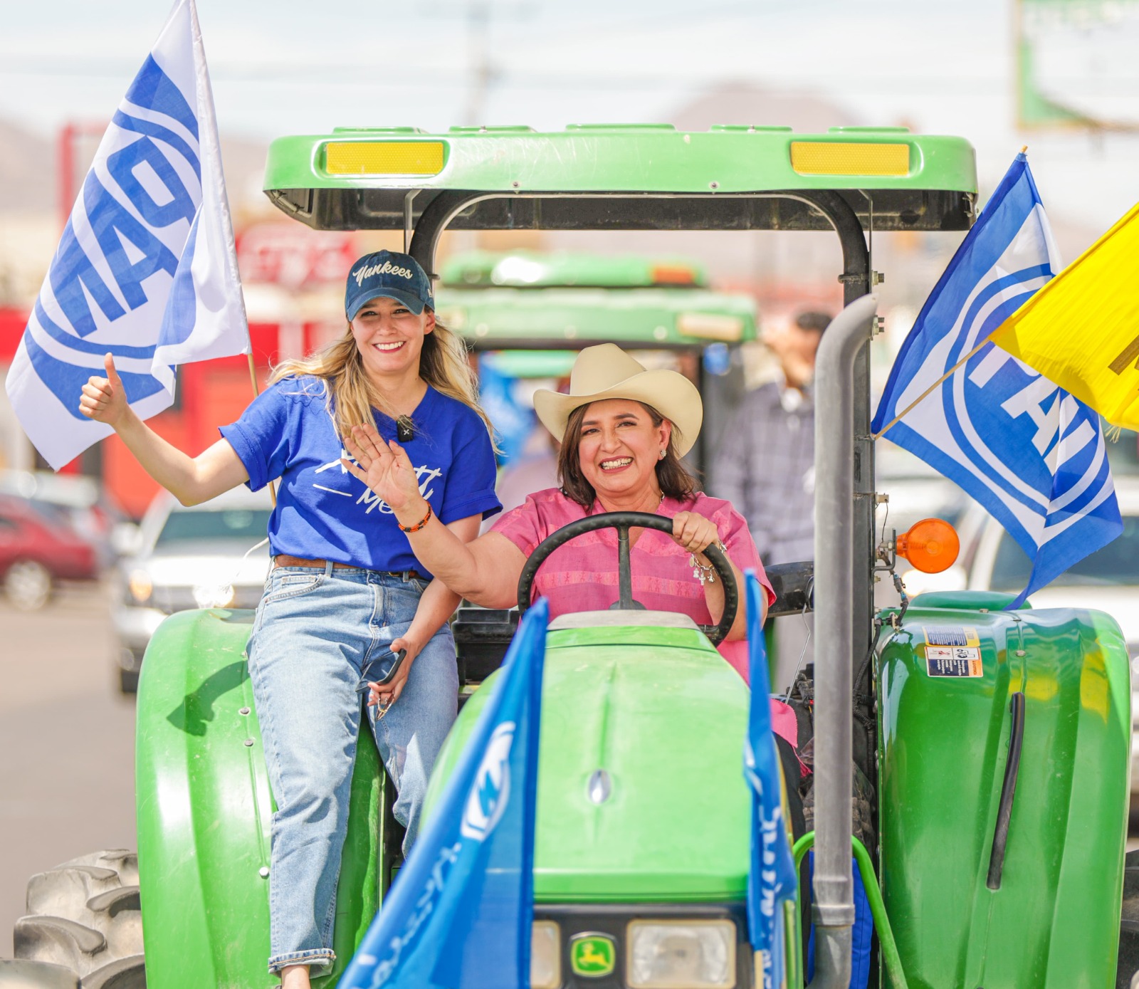 Xóchitl Gálvez en tractor