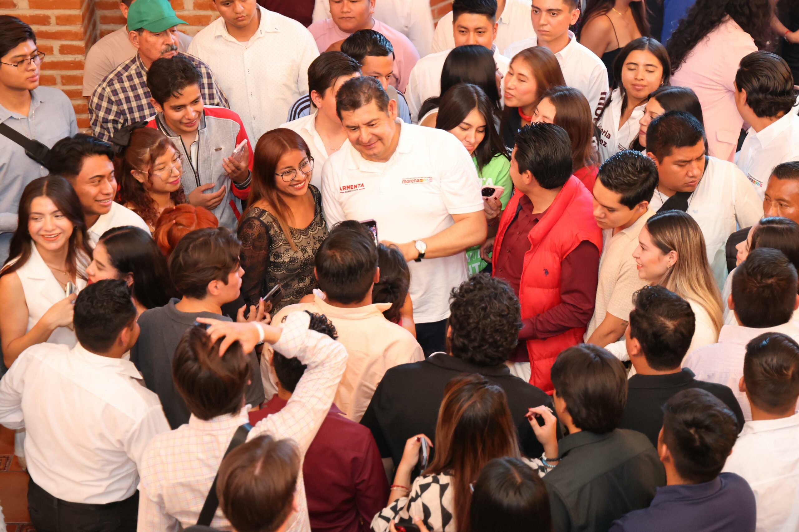 Alejandro Armenta con universitarios