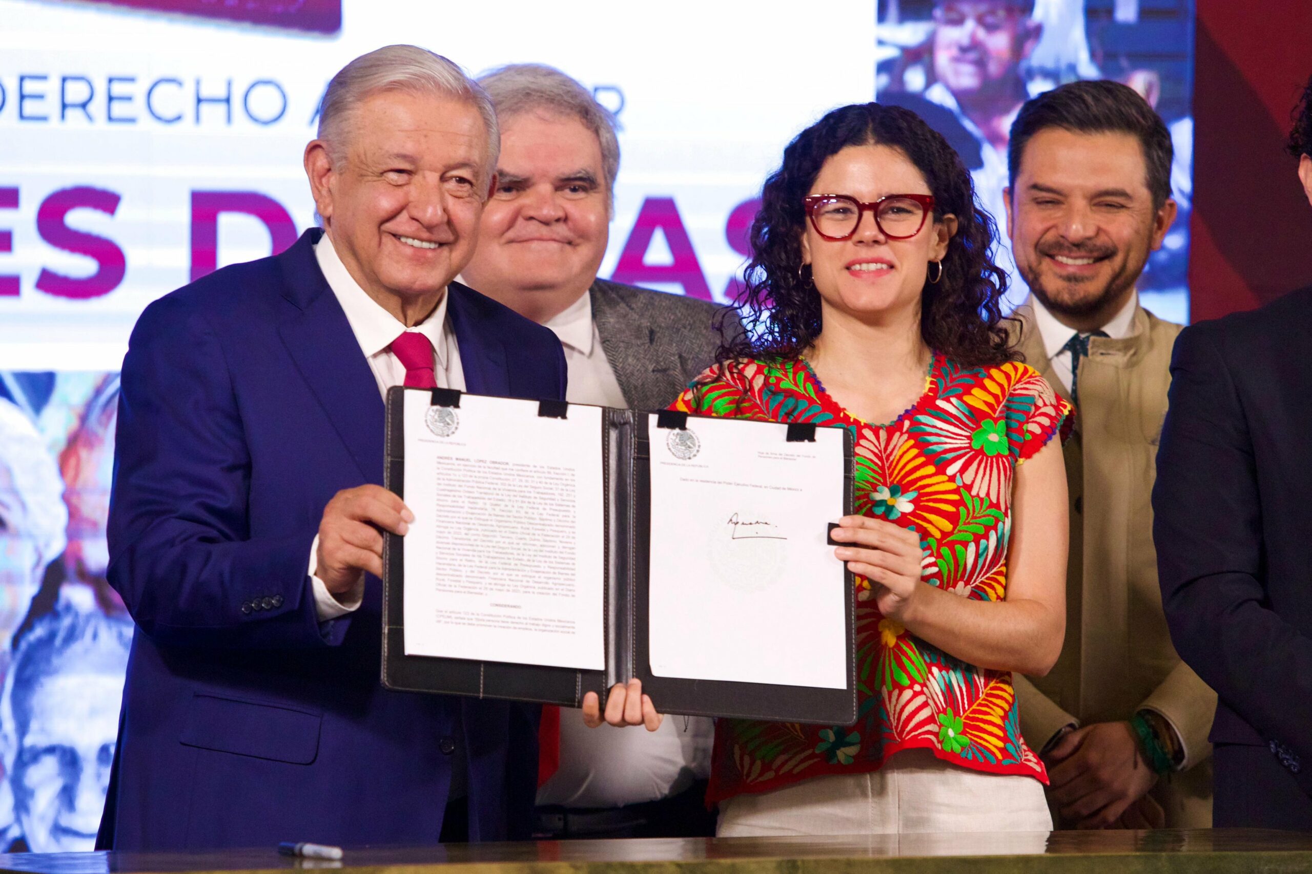 AMLO firma Fondo de Pensiones para el Bienestar