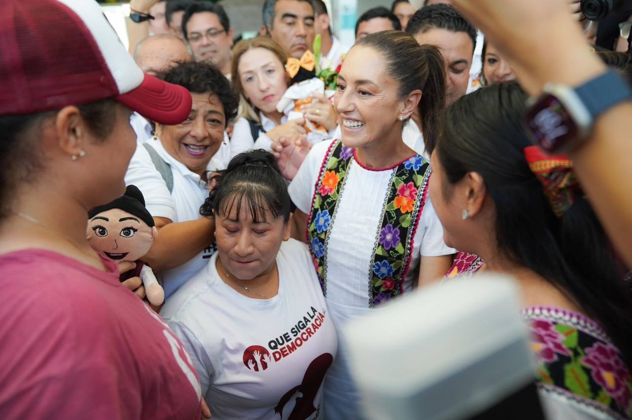 Claudia Sheinbaum con ciudadanos de Campeche