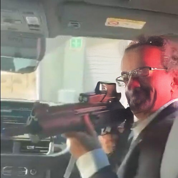 embajador mexiano apunta con rifle a mexicano
