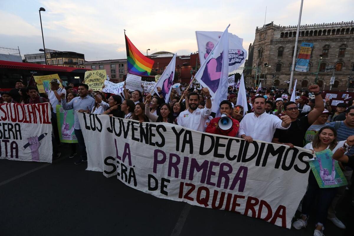 Jóvenes marchan a favor de Sheinbaum