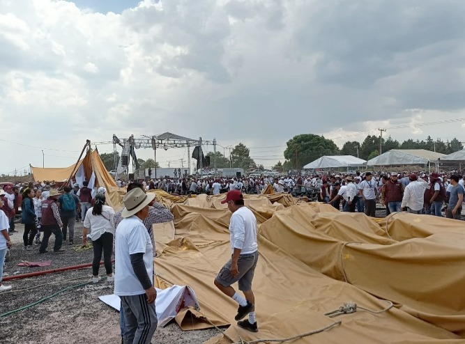 Lona cae sobre asistentes durante cierre de campaña en Edomex 