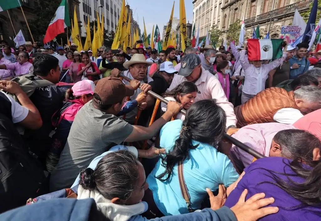 Integrantes de la marea rosa atacan a maestros de la CNTE 