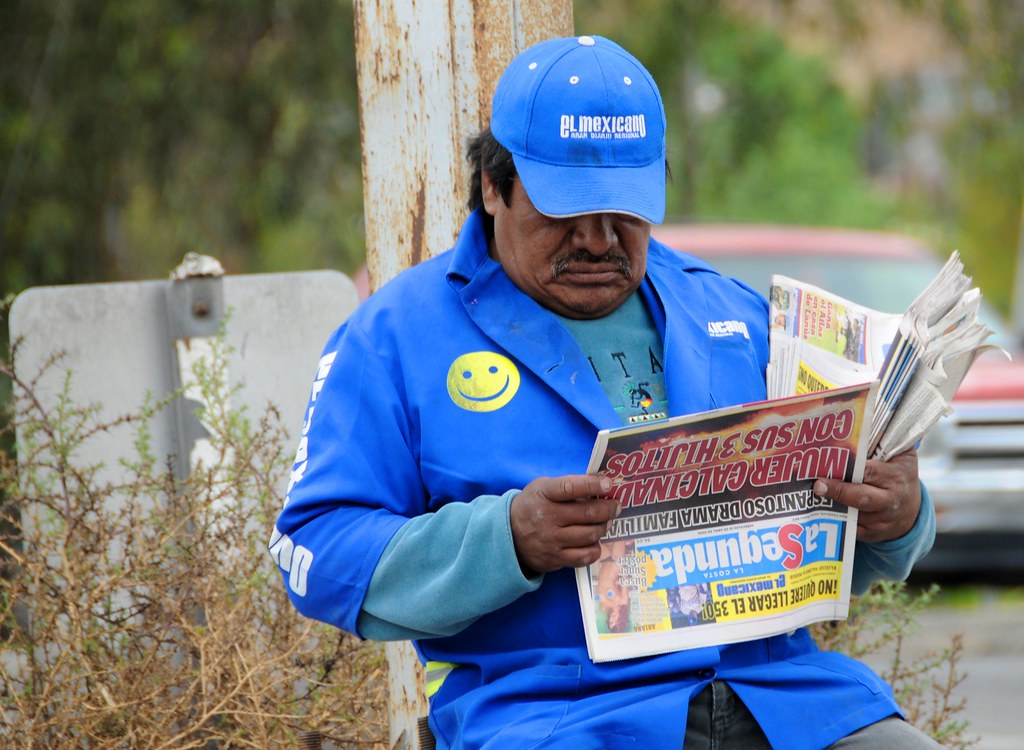 Mexicano con periódico
